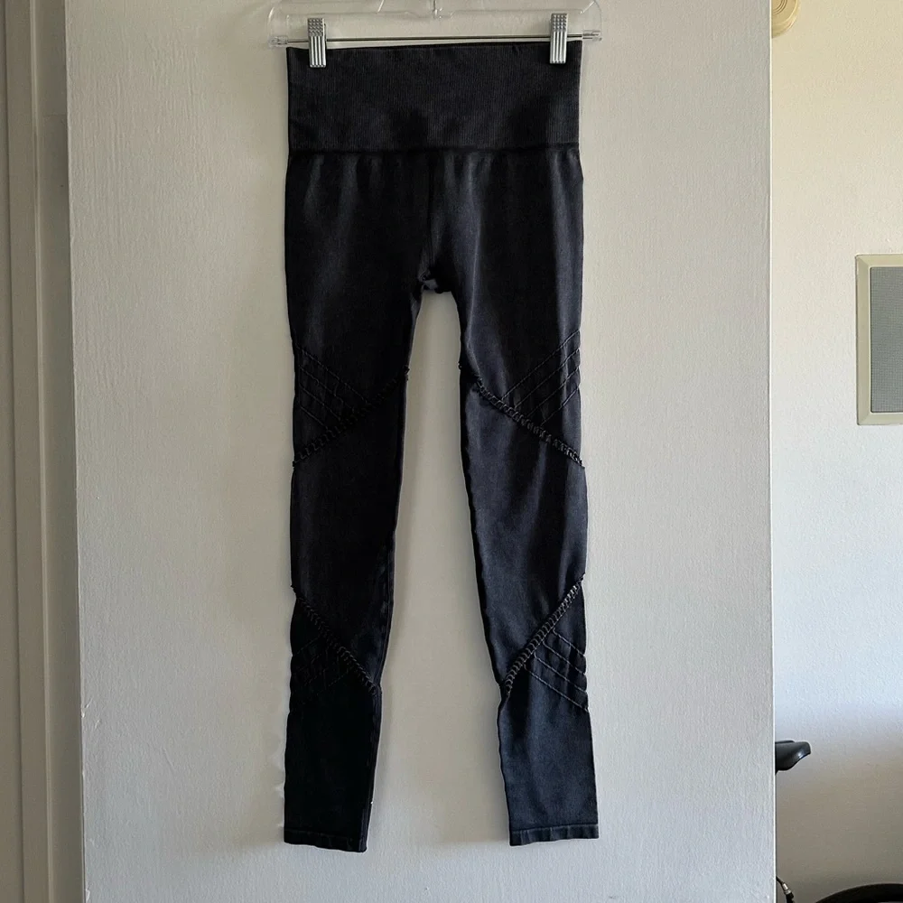 SoulCycle Dark Gray Seamless Cutout Ribbed Leggings size Small EUC - Picture 2 of 6